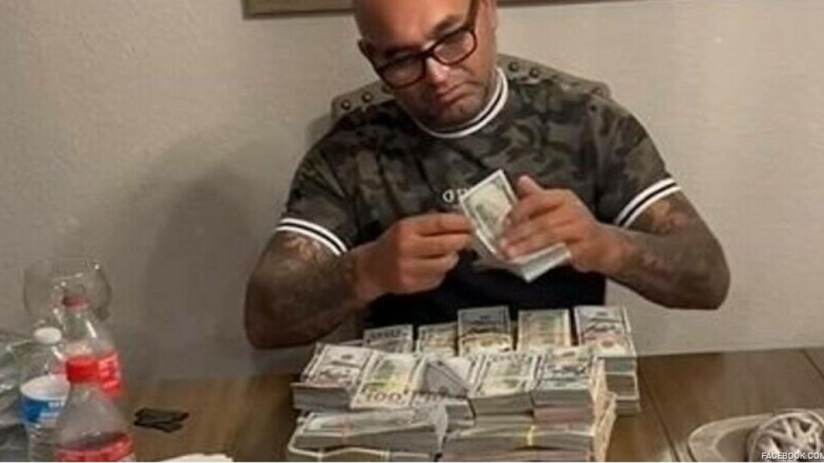 romani-prinsi-de-fbi-dupa-ce-s-au-laudat-pe-internet-cu-o-masa-plina-de-bani