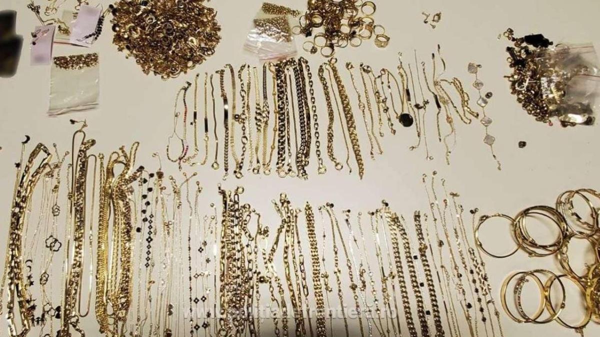 doua-romance--care-au-aterizat-pe-aeroportul-henri-coanda--ascundeau-in-bagaje-o-comoara--era-ascunsa-in-pungi-cu-cereale