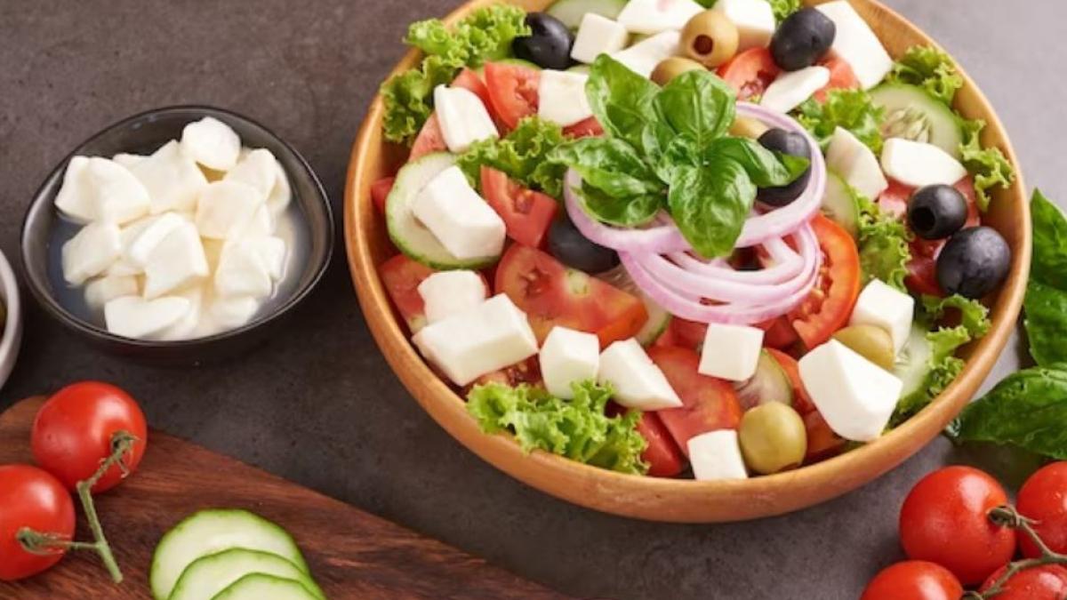 salata-cu-nectarine--castraveti--busuioc-si-branza-de-capra--este-extrem-de-delicioasa-si-se-face-usor