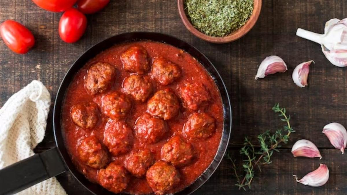 chiftelute-in-sos-de-rosii--un-preparat-satios-si-gustos--pentru-o-cina-cu-prietenii