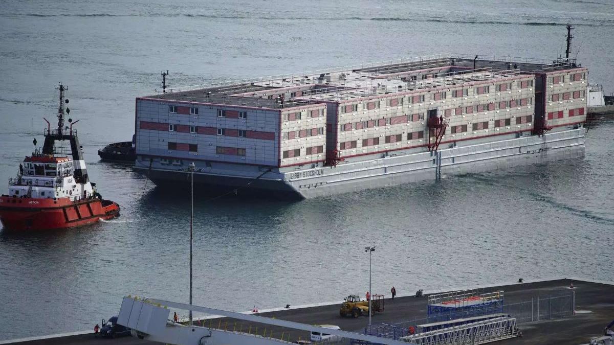 solicitantii-de-azil-in-marea-britanie-locuiesc-pe-o-barja-plutitoare---seamana-cu-alcatraz
