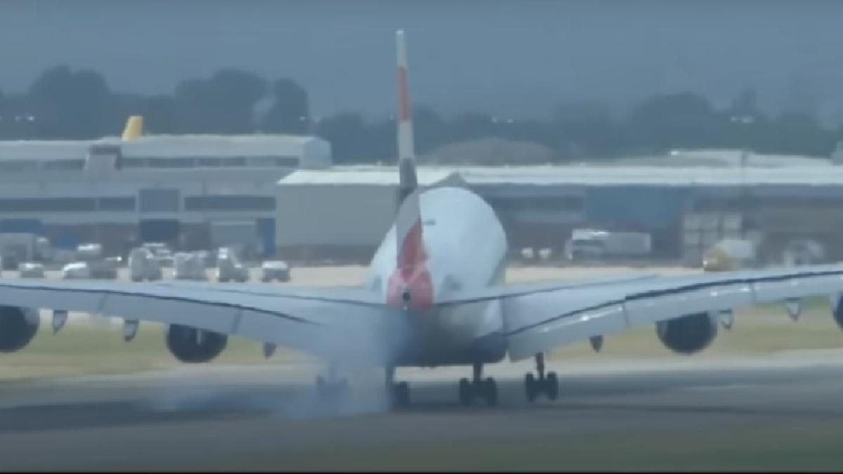 panica-printre-pasagerii-unui-avion--care-a-incercat-sa-aterizeze-pe-aeroportul-heathrow--o-rafala-de-vant-a-inclinat-aeronava-ca-pe-o-jucarie