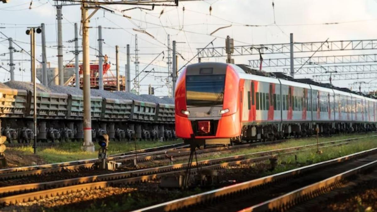 momente-de-panica-intr-un-tren-cu-romani--usa-de-acces-a-unui-vagon--smulsa-de-un-utilaj