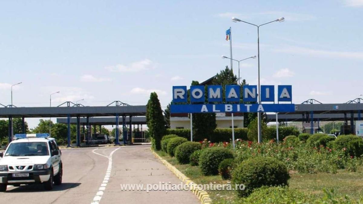 trei-romani-au-incercat-sa-intre-cu-droguri-in-tara--au-crezut-ca-le-au-ascuns-bine--dar-politistii-le-au-gasit-imediat