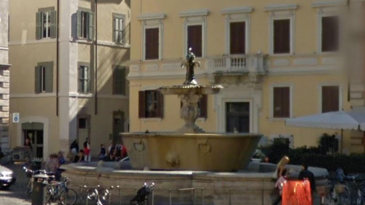 un-turist--amendat-cu-450-de-euro-dupa-ce-s-a-scaldat-in-fantana-din-piazza-farnese-din-roma