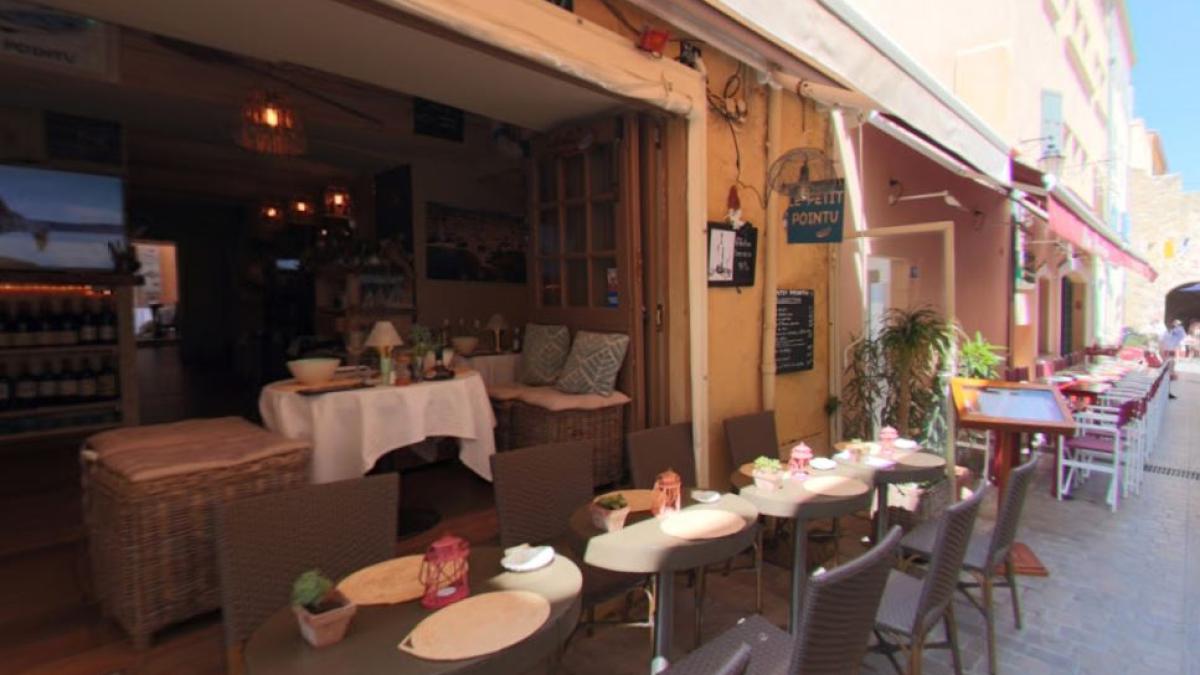 nemultumit-de-bacsisul-primit-de-500-de-euro--un-chelner-si-a-urmarit-clientul-pana-in-parcare