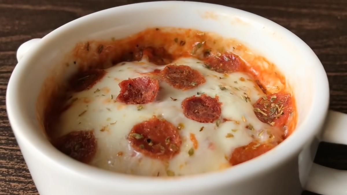 pizza-rapida-la-microunde--fara-faina-cum-sa-pregatesti-o-gustare-delicioasa-in-mai-putin-de-5-minute