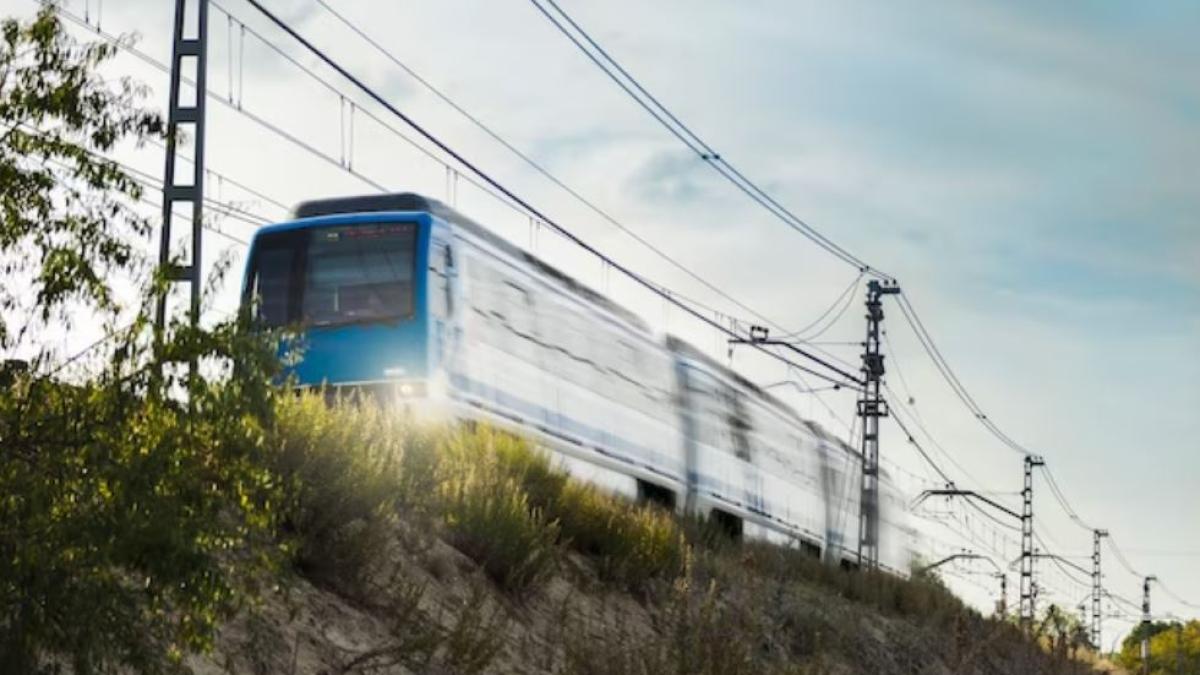 traficul-feroviar--oprit-temporar-in-judetul-caras-severin--sase-trenuri-de-calatori-stationeaza-in-gari