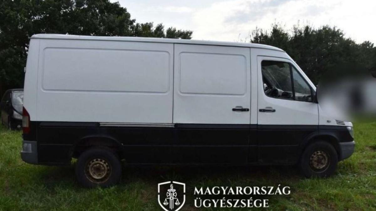 ungaria--romanul-care-a-sarit-din-microbuzul--aflat-in-mers--a-fost-arestat--alti-doi-complici-au-ajuns-dupa-gratii