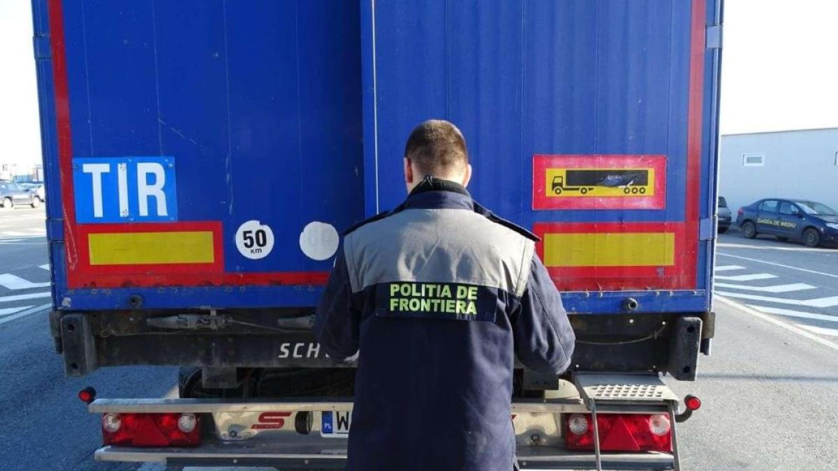 camion-incarcat-cu-cateva-zeci-de-tone-de-deseuri-de-fier--oprit-la-intrarea-in-tara