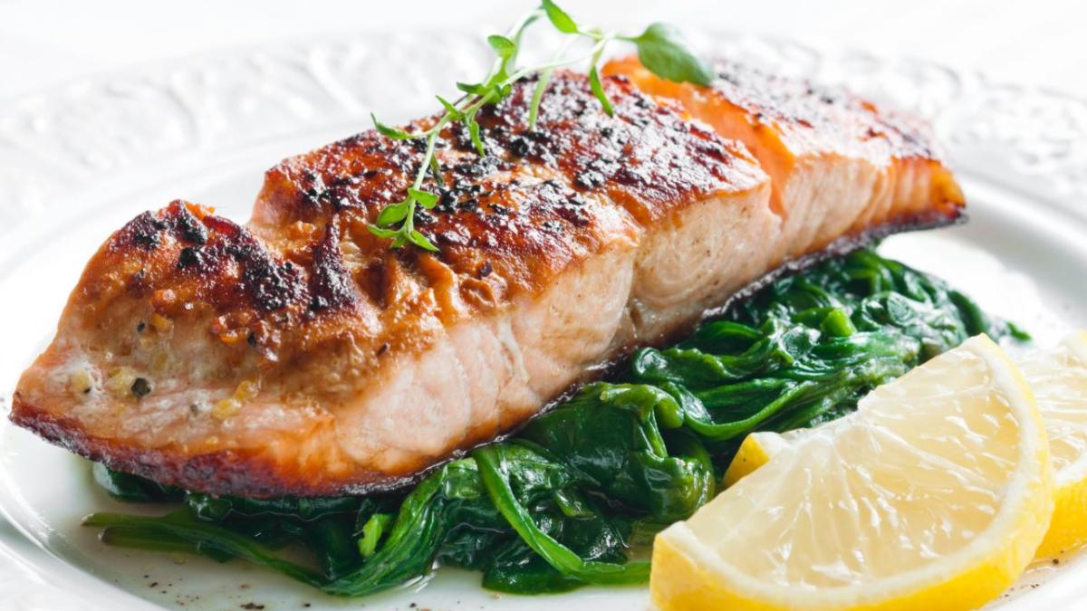 somon-in-sos-pesto-pe-pat-de-spanac--o-cina-delicioasa-gata-in-30-de-minute