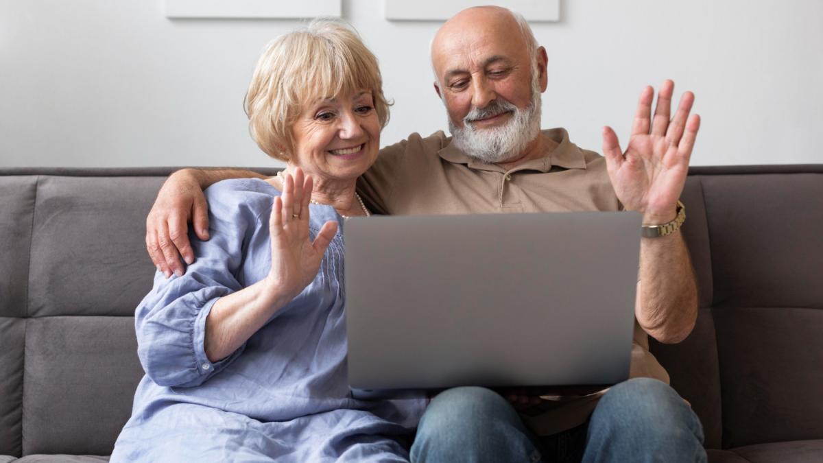 medium-shot-senior-couple-with-laptop
