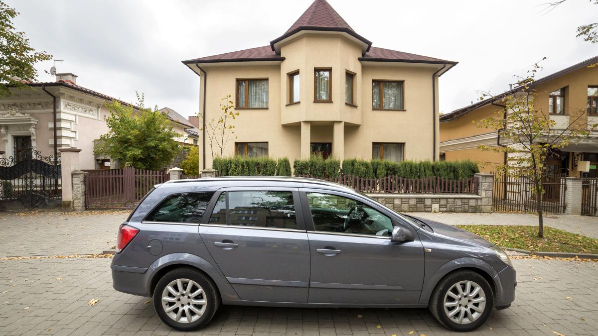 masina-parcata-in-curte