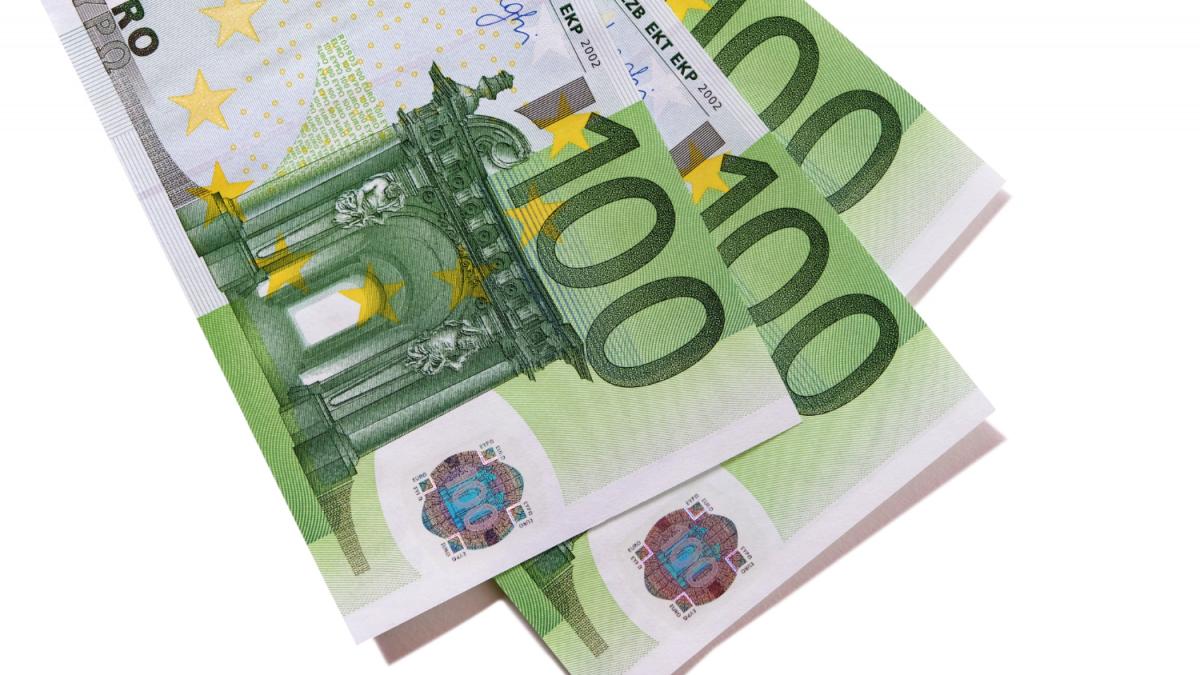 euro-100-banknotes