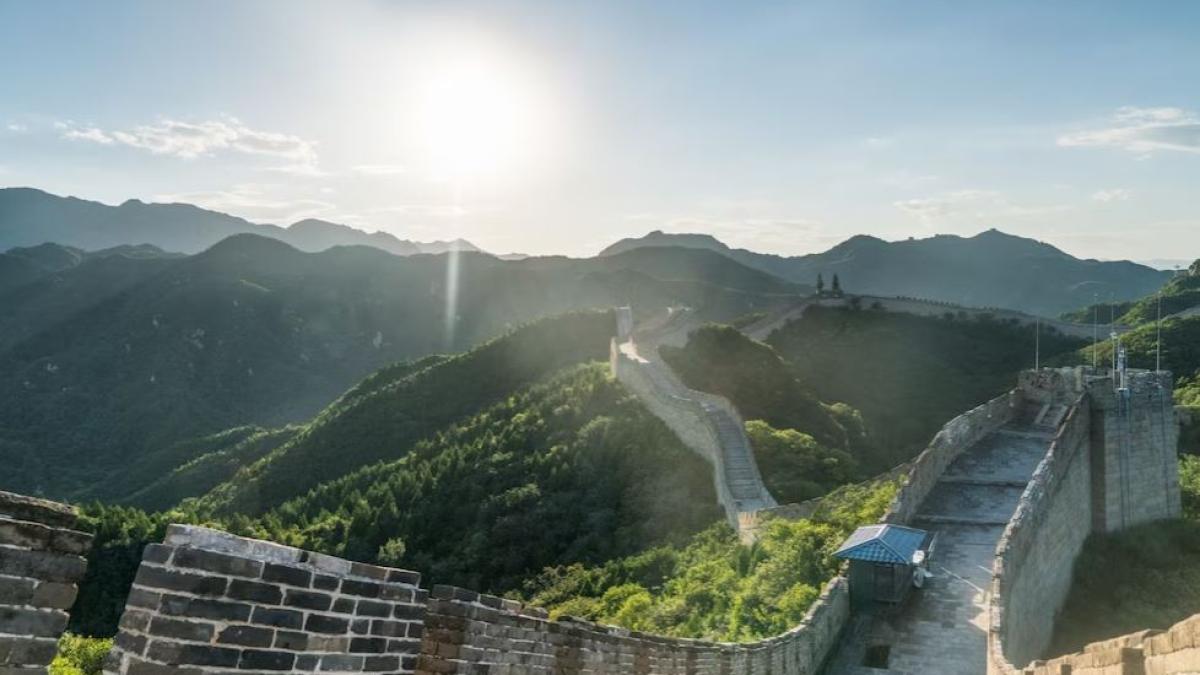 doua-persoane-au-distrus-o-parte-din-marele-zid-chinezesc-cu-un-excavator--daunele-sunt--ireversibile