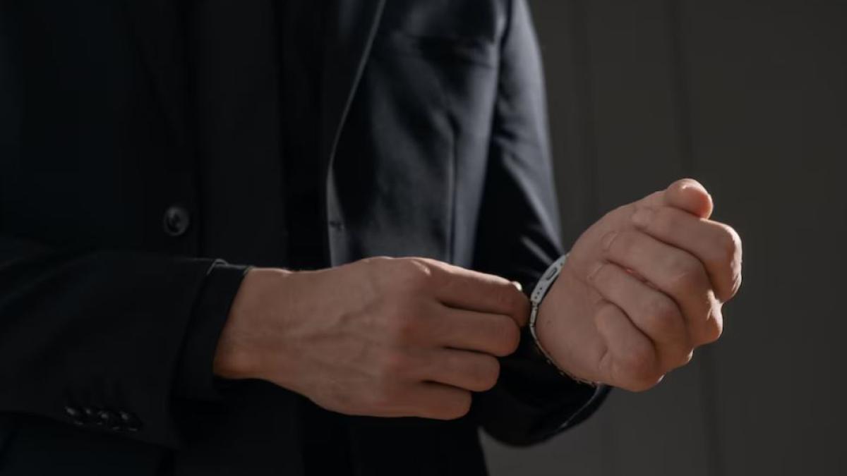 trei-romani--acuzati-ca-au-furat-mai-multe-ceasuri-de-lux-in-duesseldorf--dusi-in-fata-magistratilor