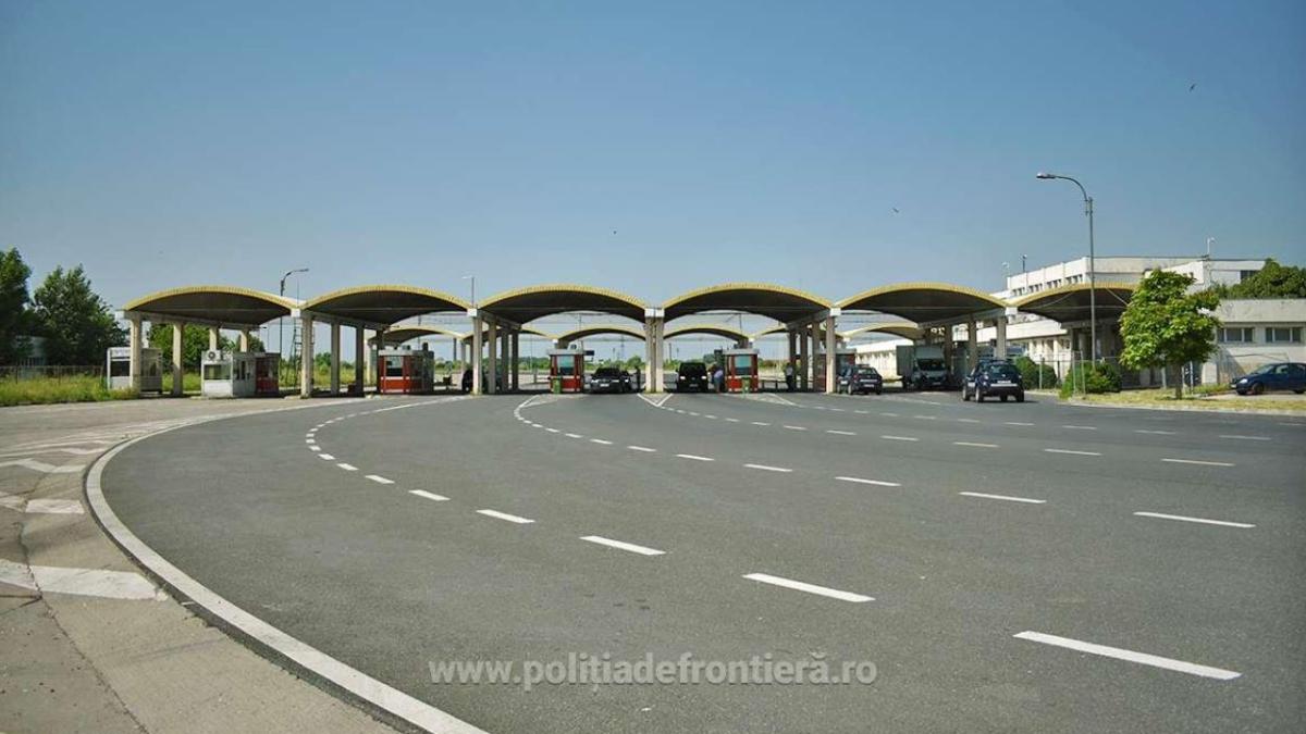 pasager-dat-jos-cu-toate-bagaje-dintr-un-autocar-la-frontiera-tarii--politistii-l-au-dus-la-audieri