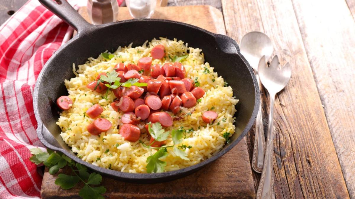 pilaf-fals-cu-carnati-si-orez--un-preparat-simplu-si-ieftin