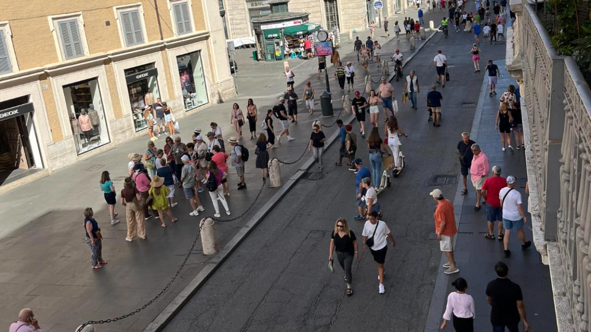 turisti-roma-turisti-roma-ilustrativ-burdusa