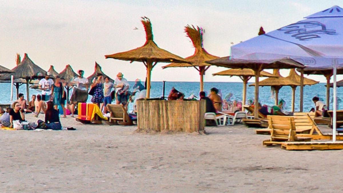 o-mama-romanca-a-fost-agresata-pe-plaja-sub-ochii-copiilor-minori--scandalul-a-pornit-de-la-un-pistol-cu-apa