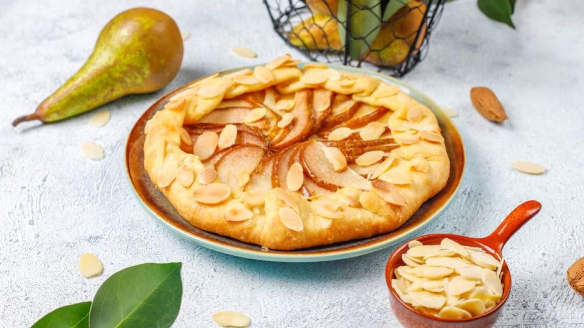 tarta-cu-pere--fara-oua-si-unt--reteta-este-ieftina-si-rapida