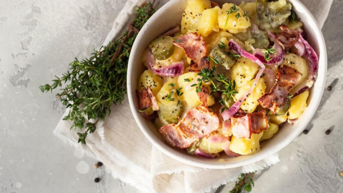 salata-de-cartofi-cu-ceapa-si-castraveti-murati--o-combinatie-castigatoare-pentru-cina