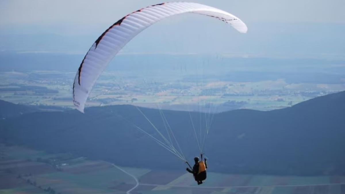 un-roman--preluat-de-elicopterul-smurd--dupa-ce-s-a-ranit-in-timpul-aterizarii-cu-parapanta