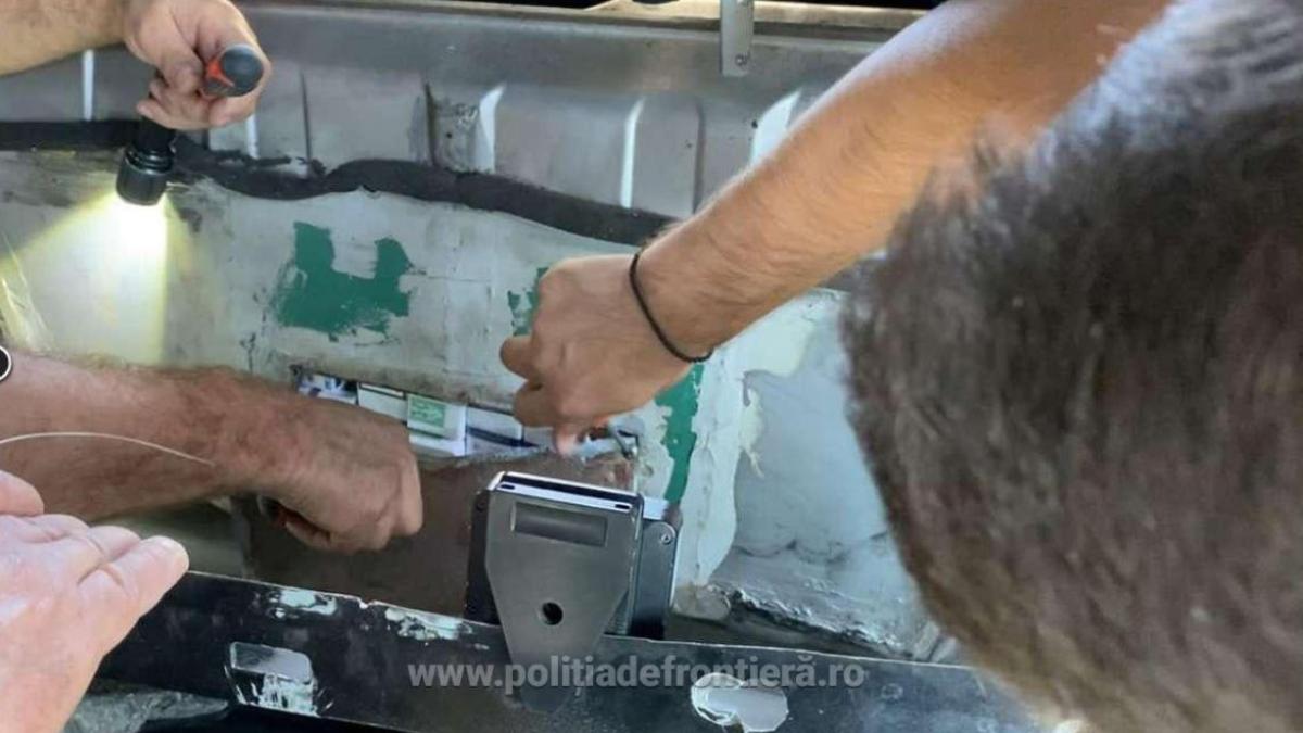 un-sofer-amendat-cu-5-000-de-lei--la-intrarea-in-tara--politistii-i-au-confiscat-si-autoturismul-mercedes-benz--iata-de-ce