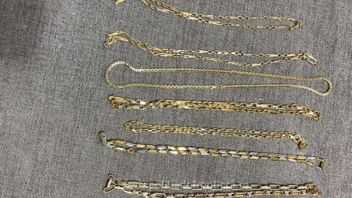 automobil--verificat-la-frontiera--zeci-de-bijuterii-de-aur--descoperite-de-politisti-in-plafonul-masinii