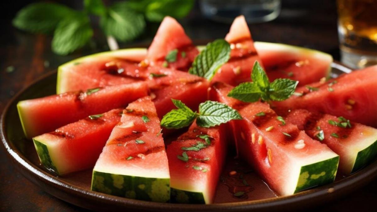 pepene-verde-la-gratar-cu-branza-feta-si-rosii-coapte--un-deliciu-culinar-de-cinci-stele