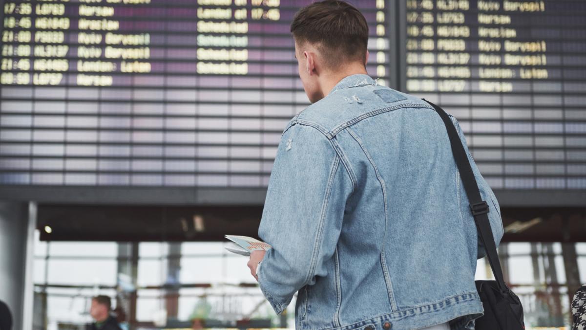 barbat-aeroport-plecre-zbor-asteptare