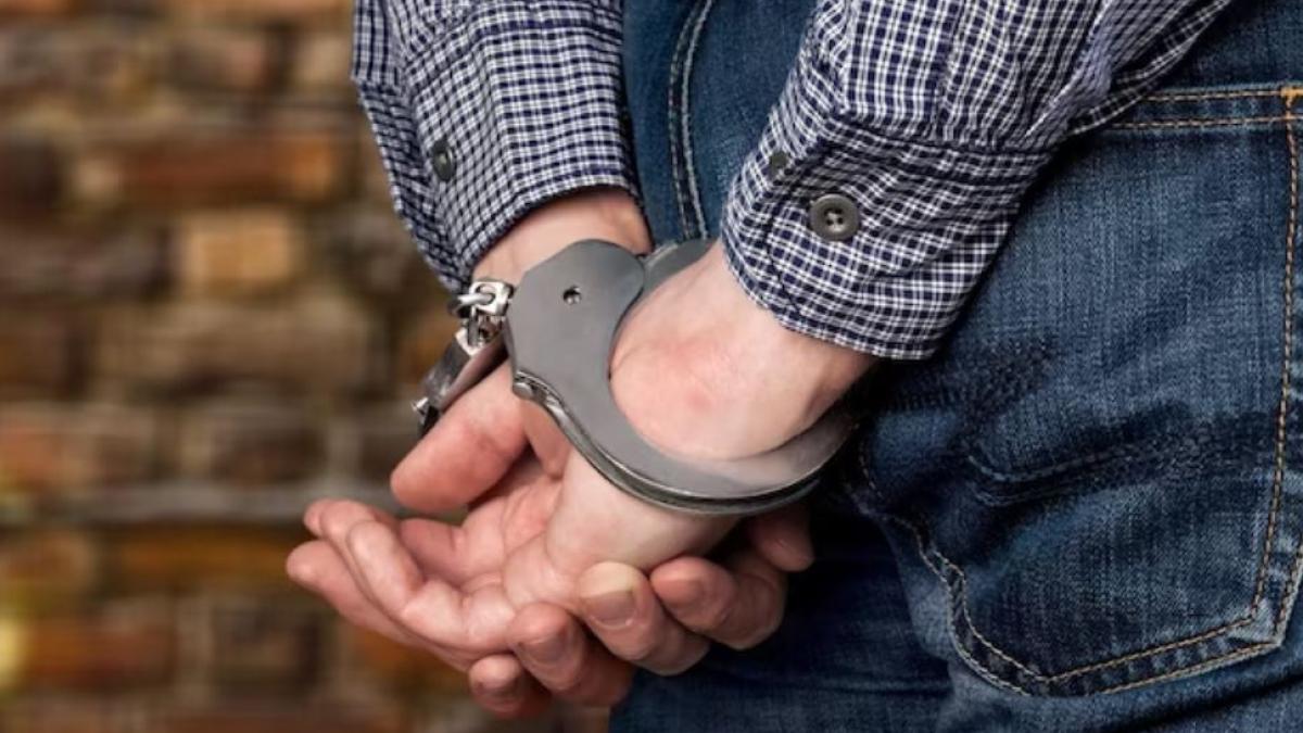 un-marocan--cu-drept-de-sedere-in-romania--capul-unei-retele-de-trafic-de-migranti-si-droguri--cinci-persoane--arestate-preventiv