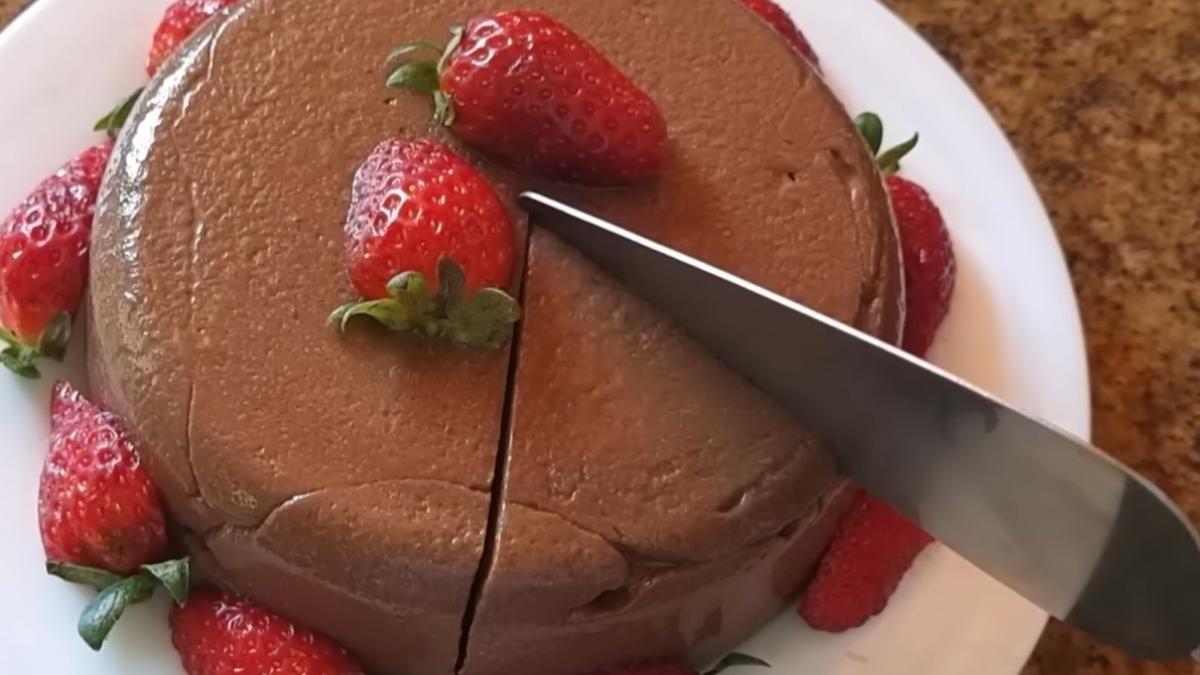 tort-de-ciocolata-super-cremos--cu-doar-80-de-calorii--fara-faina--unt-sau-oua-atat-de-usor--ca-il-poti-pregati-chiar-si-la-micul-dejun