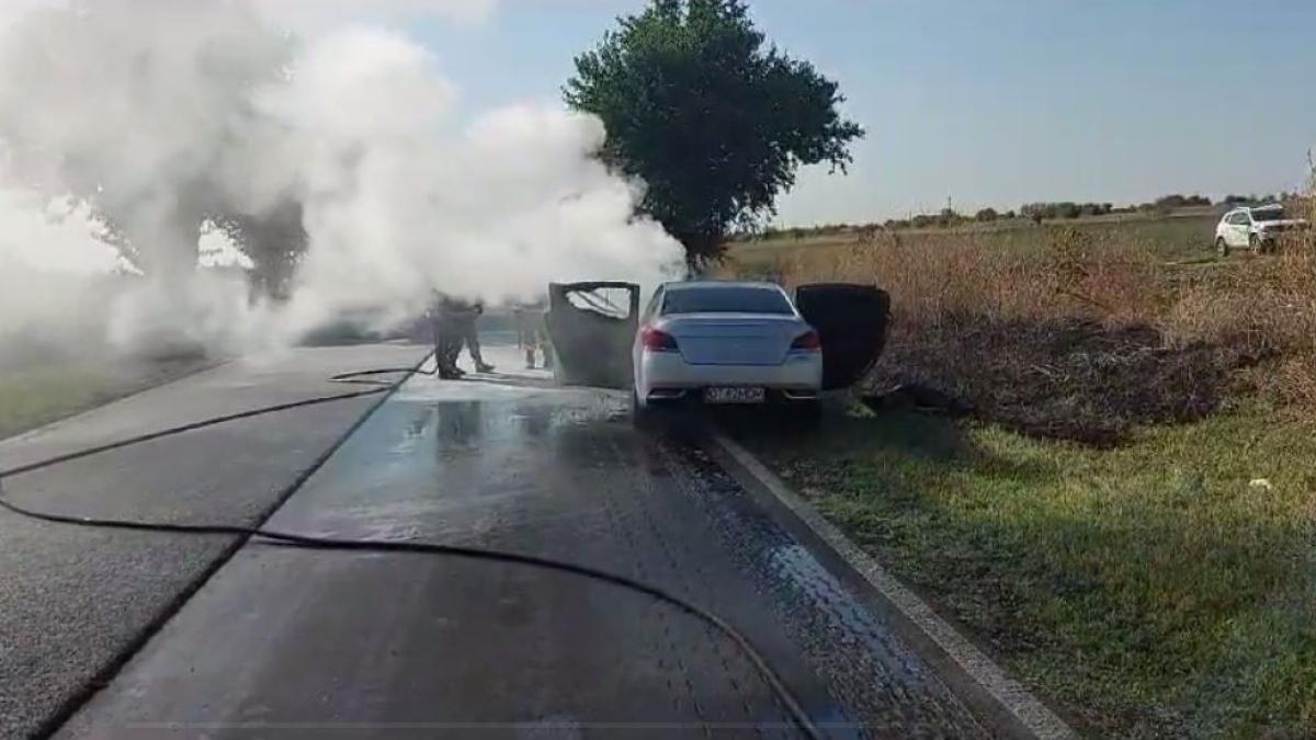 masina-prefectului-de-olt-a-luat-foc--la-volan-se-afla-sefa-de-cabinet