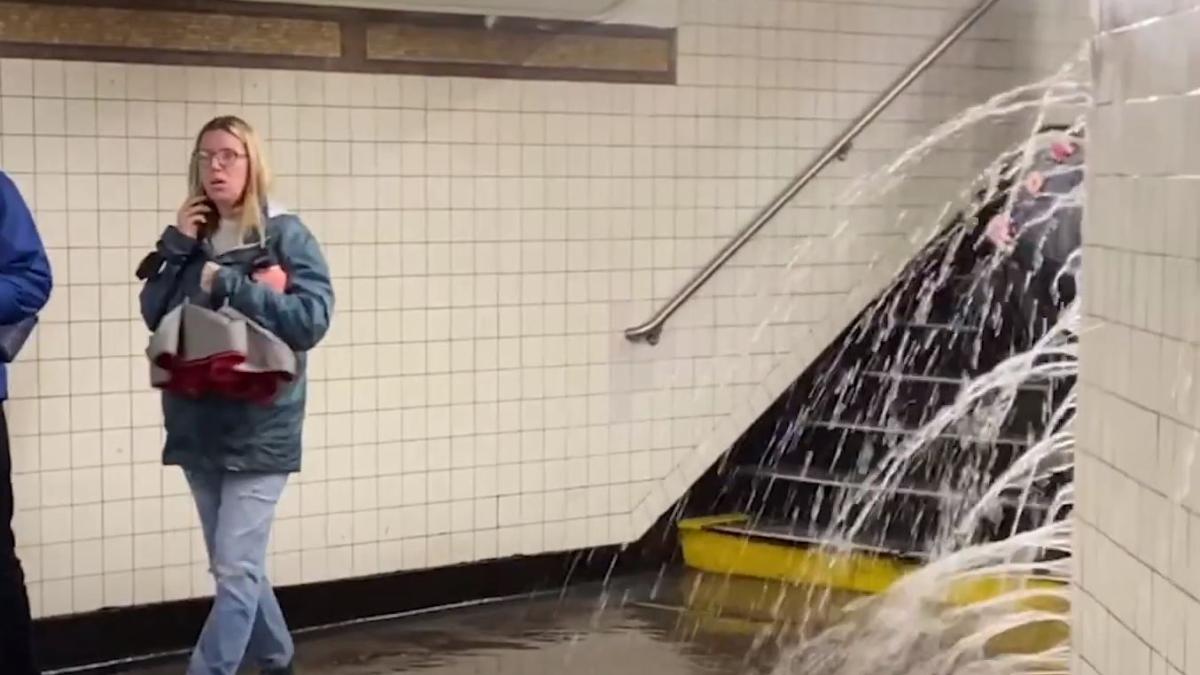 stare-de-urgenta-in-new-york--strazile-orasului-au-fost-acoperite-de-ape