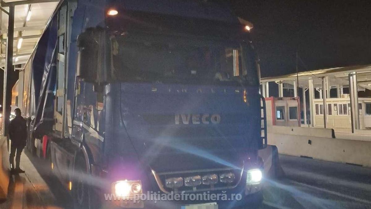camion-in-drum-spre-ungaria--confiscat-la-iesirea-din-tara--ce-ascundea-soferul-dupa-un-perete-fals