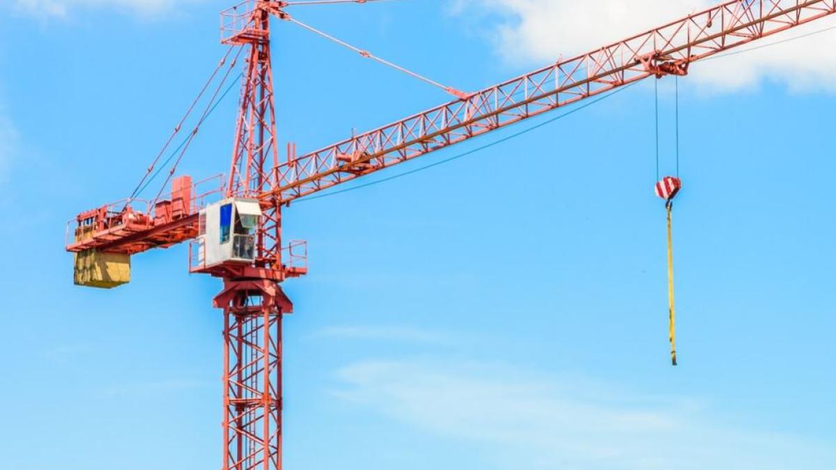 disperat--un-roman-din-torino-a-urcat-pe-o-macara-si-ameninta-ca-se-va-arunca-in-gol---da-mi-inapoi-casa-si-cainii