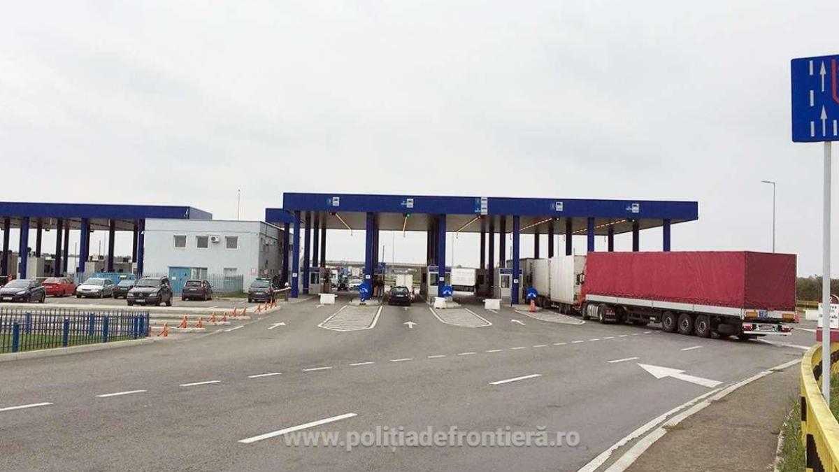 doua-autocare--verificate-minutios-la-intrare-in-tara--doi-pasageri-au-fost-dati-jos-cu-tot-cu-bagaje