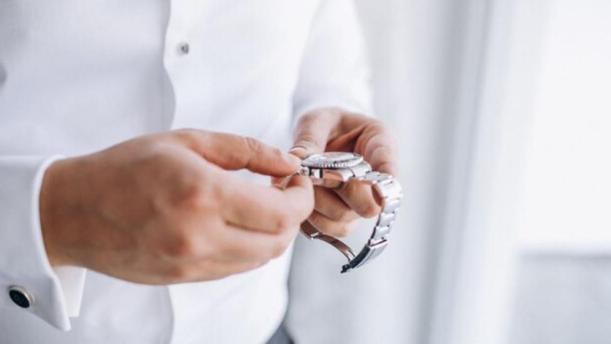 metoda--imbratisarea--a-ajuns-in-germania--trei-romani--care-furau-doar-ceasuri-de-lux--condamnati