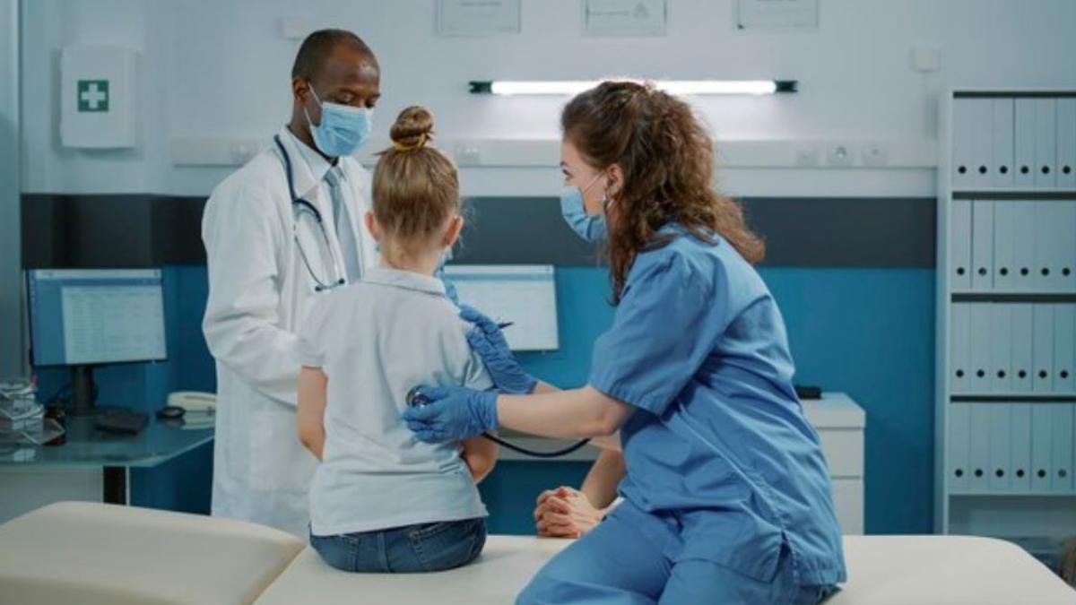 trei-frati-romani-au-ajuns-la-spital-cu-intoxicatie--mama-lor-a-dat-cu-un-spray-de-purici-in-camera