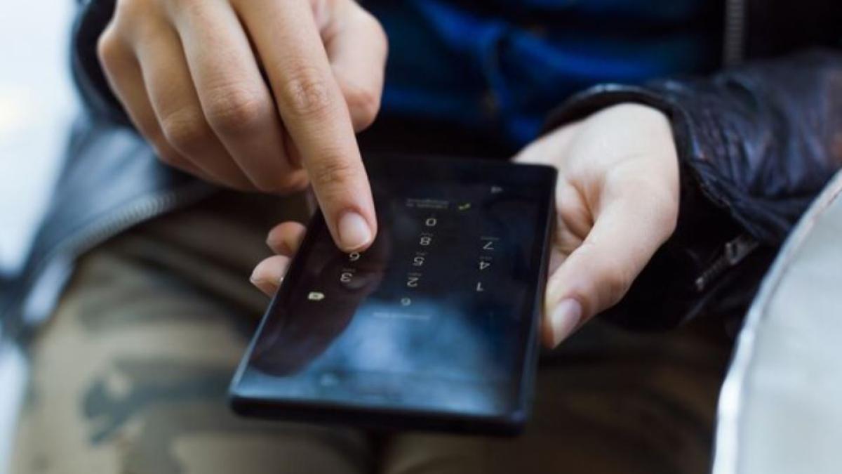 un-escroc-roman-pacalea-varstnicii-cu-sume-mici-de-bani-pentru-a-obtine-telefoane-scumpe