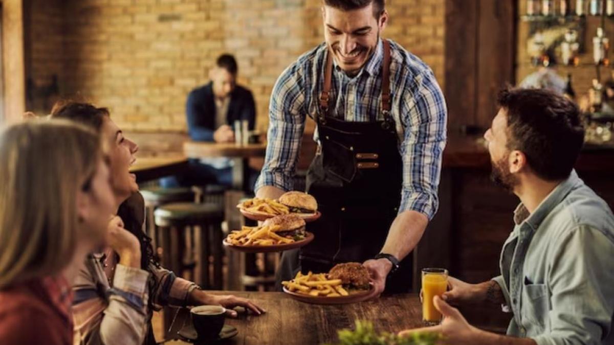 reguli-ciudate-la-un-restaurant-din-germania--card-pentru-bon-si-numerar-pentru-bacsis--clientii-se-revolta