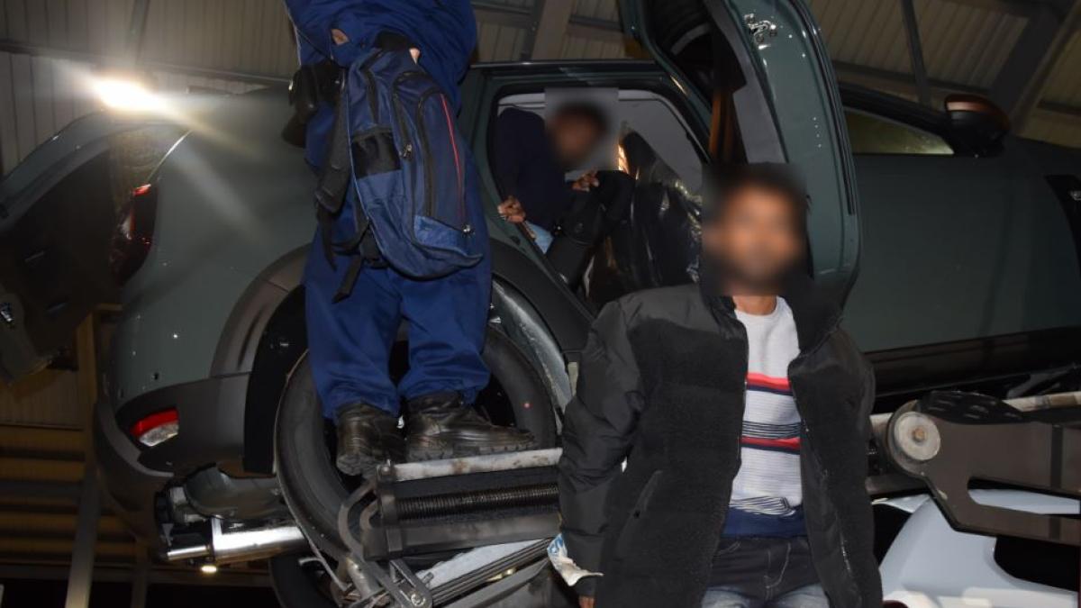 opt-migranti-s-au-ascuns-in-masinile-noi-transportate-pe-trailer-si-au-incercat-sa-intre-in-ungaria