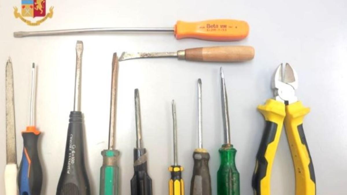 roman-tras-pe-dreapta-de-politisti-in-italia--avea-masina-mai-multe-unelte-de-spargere