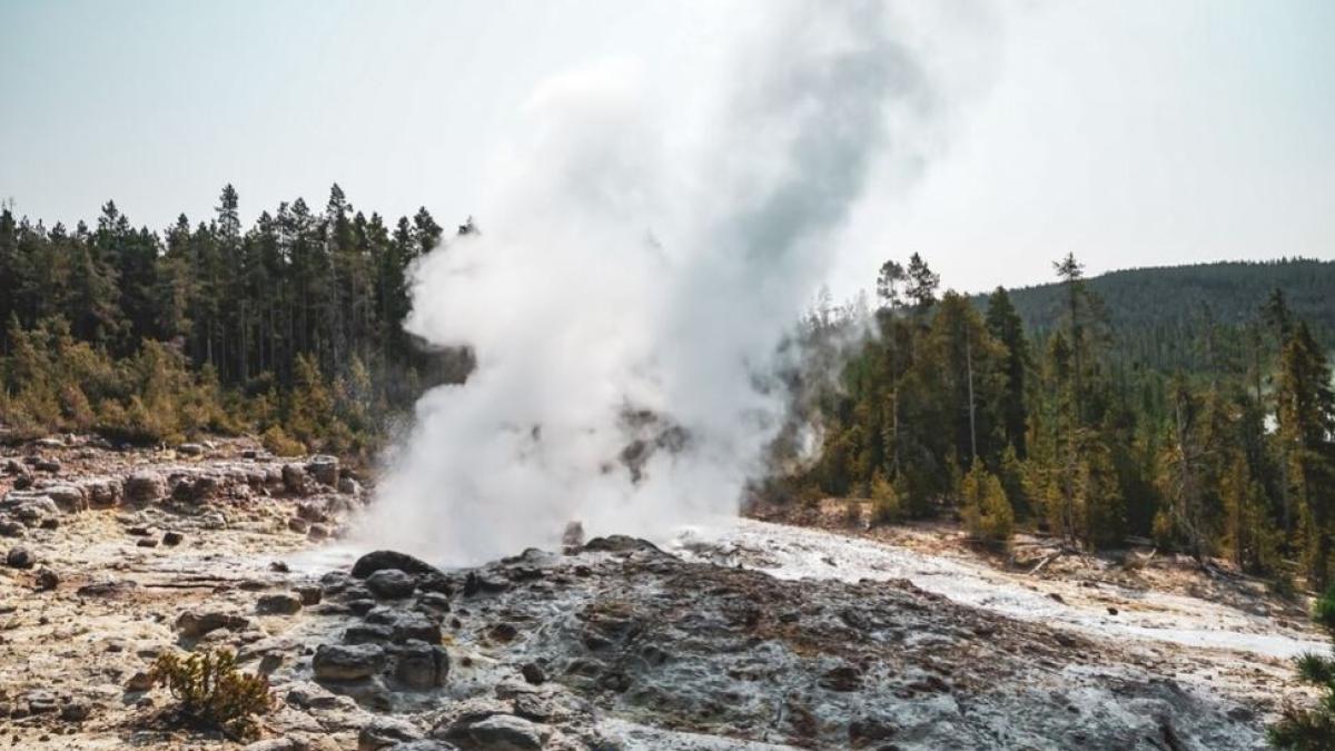 cel-mai-periculos-vulcan-al-italiei-devine-din-nou-activ--mii-de-persoane-de-gandesc-sa-se-mute-din-zona