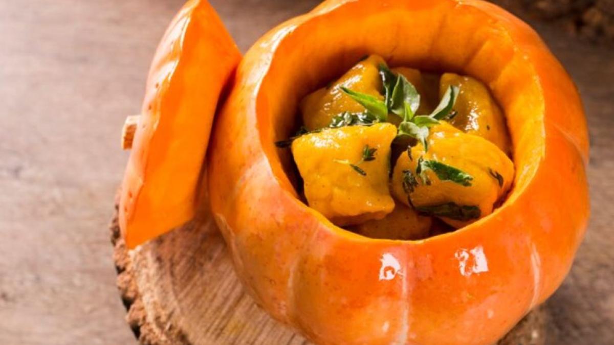 dovleac-umplut-cu-carne-si-cartofi--un-preparat-delicios-si-original--reteta-este-ideala-pentru-o-cina-in-familie