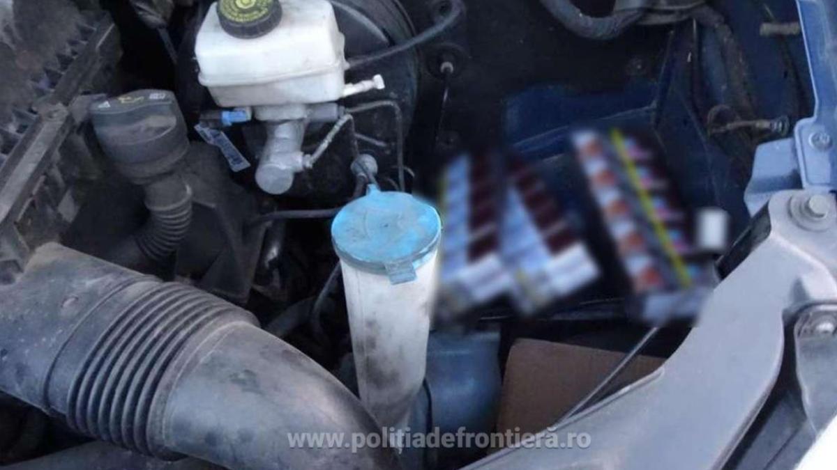 microbuz-oprit-la-intrarea-in-tara--sute-de-pachete-de-tigari--gasite-ascunse-in-compartimentul-motorului-si-in-peretii-laterali