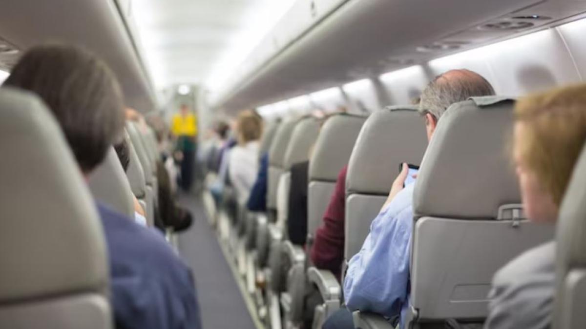 panica-in-avion--un-barbat-a-ingenunchiat-pe-culoar-si-intreba-pasagerii---sunteti-sclavii-lui-allah