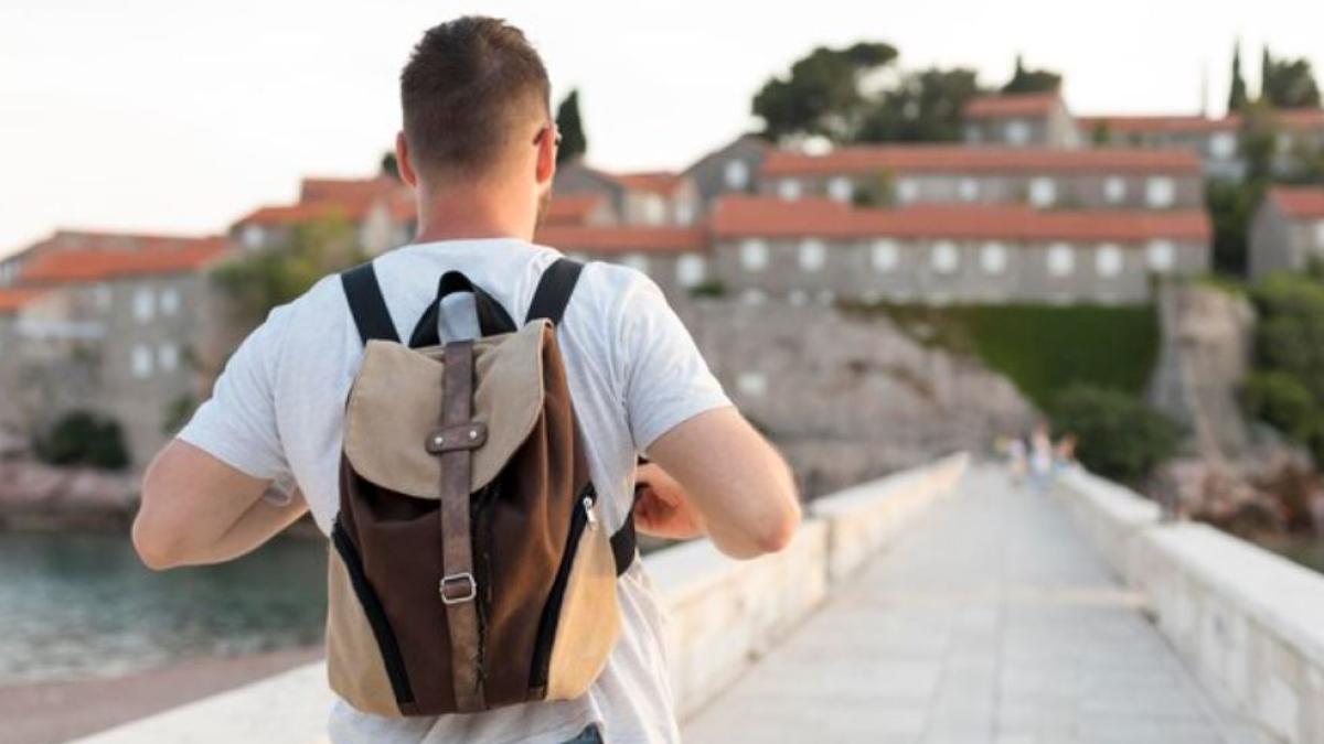 roman-din-italia--dat-pe-mana-politistilor-de-martori--avea-arme-si-bunuri-furate-in-rucsac