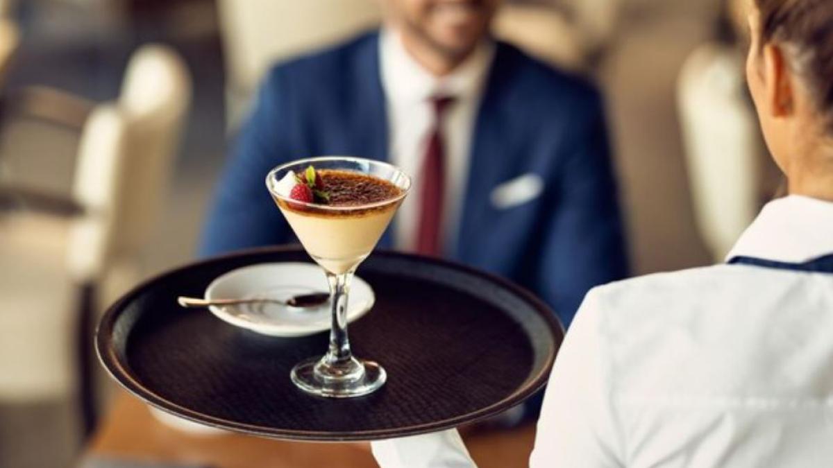 un-hotelier-ii-obliga-pe-angajatii-barului-sa-plateasca-datoriile-lasate-de-clienti